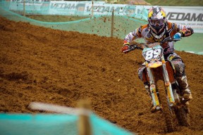 爱游戏娱乐网址-球员签约仪式走向国际化，跨国媒体全程报道，签约球员交易