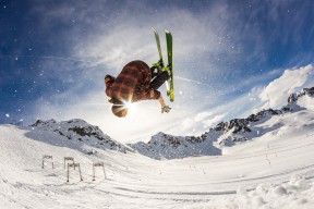 爱游戏电竞官网-凯莉·麦基翁彰显女子仰泳项目新高度，凯莉麦基翁身高